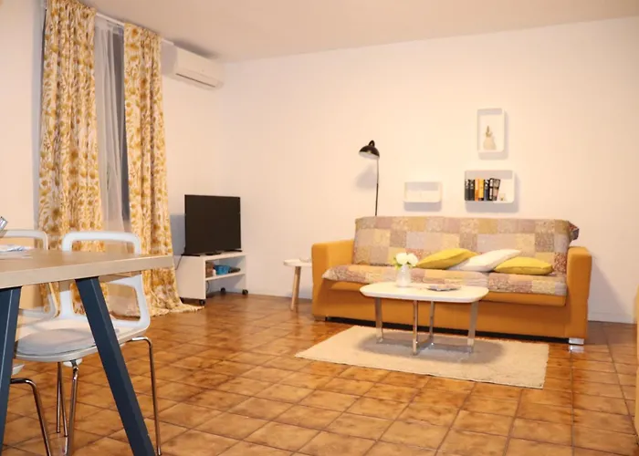 Apartments Zvezdica*** With Garden